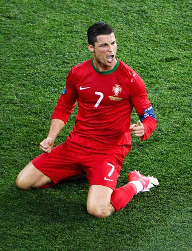 法比奥庆祝足协杯夺冠：我们是冠军，这座城市值得拥有这一刻（法比奥庆贺足协杯加冕：我们是冠军，这座城市值得这荣耀时刻）