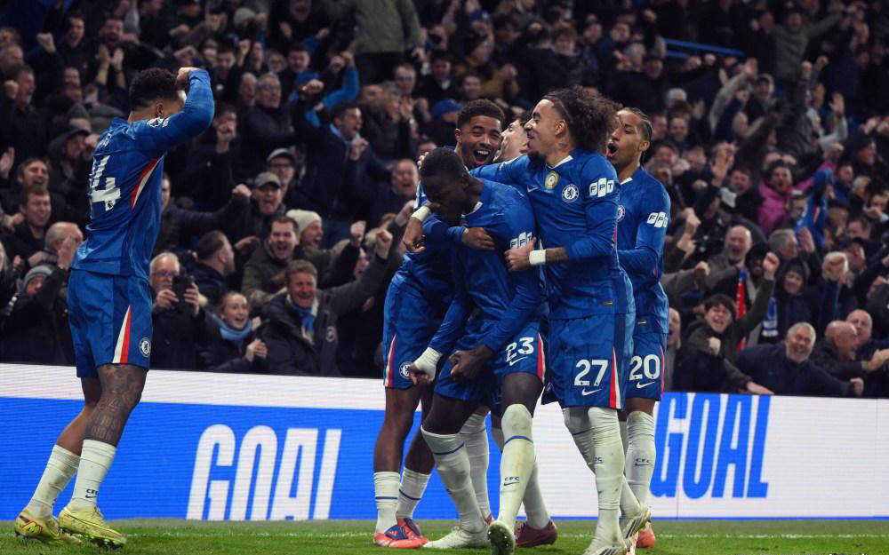 边锋突破一条龙，全场沸腾（边锋连过数人破门，观众欢声雷动）