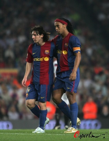 太疼了，萨勒马克尔斯被对手踩中后在地上抽动（萨勒马克尔斯遭对手踩踏后痛苦倒地抽搐）