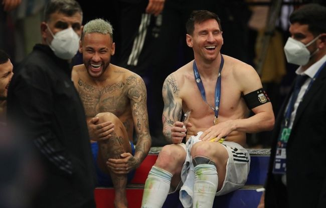 送别队长，浙江球迷打出两幅tifo致敬弗兰克（队长告别夜，浙江球迷以双TIFO致敬弗兰克）