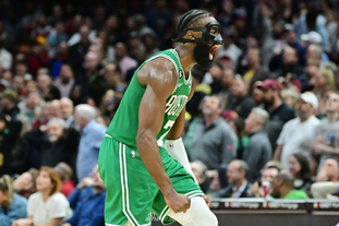 基米希穿充气南瓜装庆祝万圣节，德国队友劳姆赞其为“超模”（基米希穿充气南瓜服庆祝万圣节，德国队友劳姆直呼像超模）