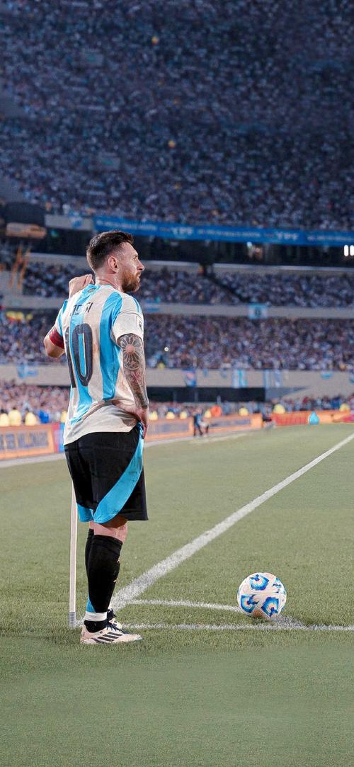 穆斯卡特获赠定制竹刻画像，印有本人形象和冠军奖杯（穆斯卡特获赠定制竹刻肖像，镌刻本人形象与冠军奖杯）