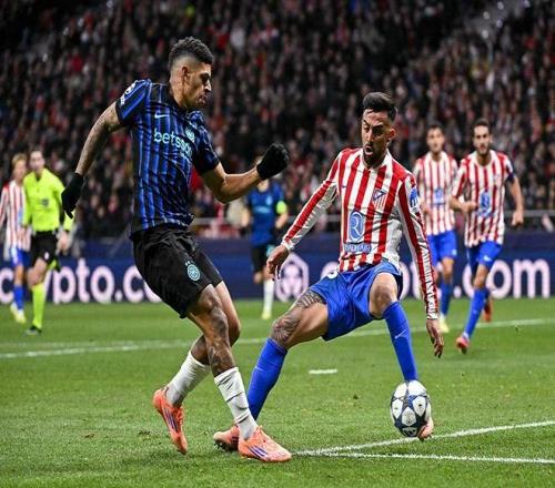 阿图什杯球员进球后跑上看台给母亲献花，后两黄变一红被罚下（阿图什杯球员破门后爬上看台向母亲献花，随即两黄变红遭罚下）