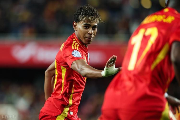 国家德比维尼修斯不满被换后，阿隆索让米利唐去跟他谈谈（国家德比维尼修斯对被换下不满，阿隆索指派米利唐上前沟通）