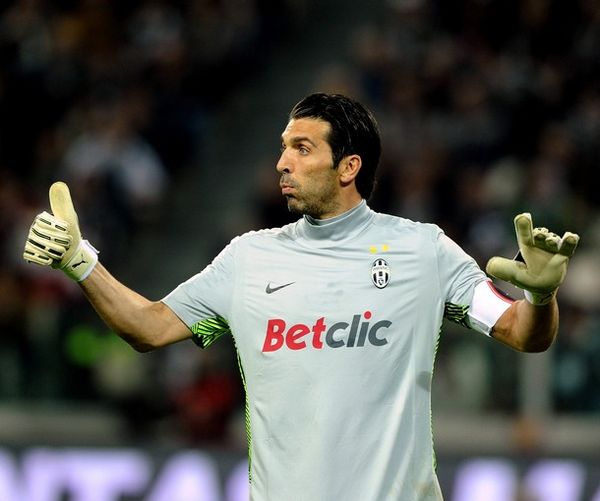 大罗与阿尔卡拉斯切磋网球，还赠送其签名巴西球衣（大罗携手阿尔卡拉斯网球过招，现场赠送签名巴西队球衣）